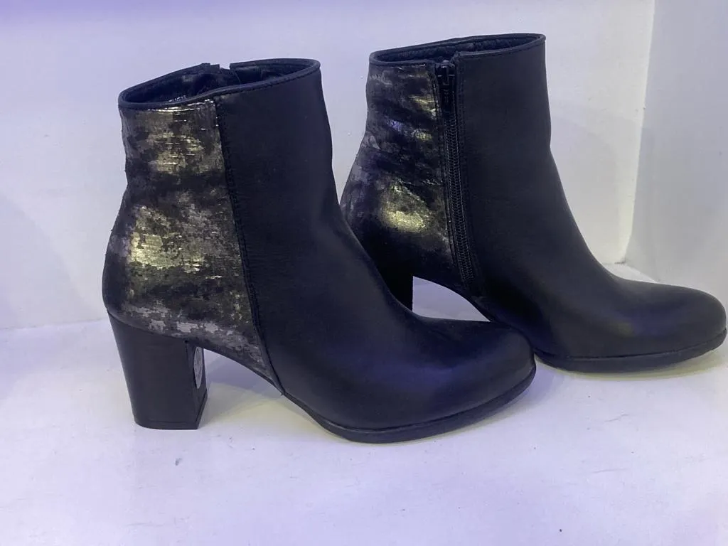 Black Boots With Textured Leather Back