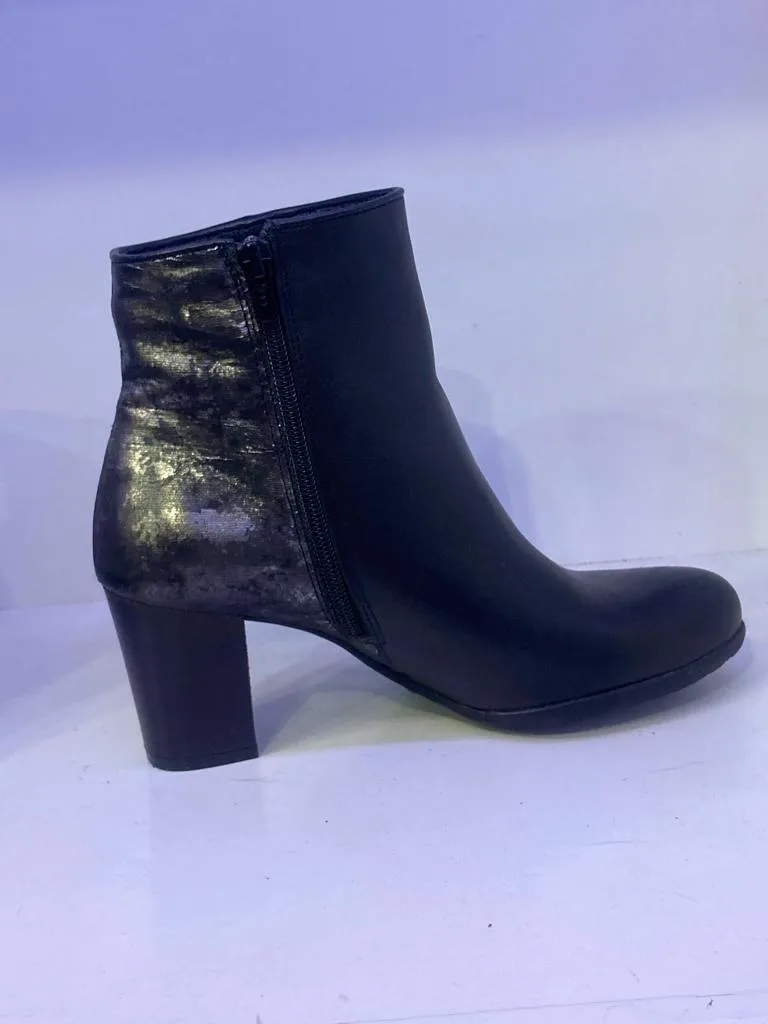 Black Boots With Textured Leather Back